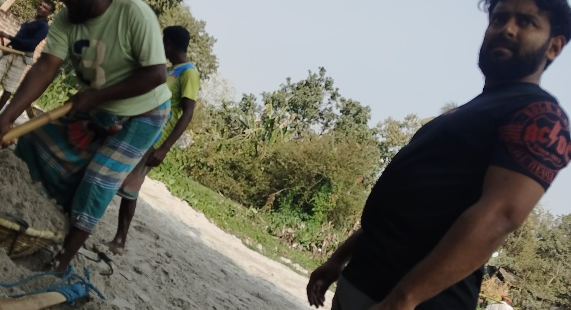 নির্বাচনের ব্যস্ততার সুযোগে রাজশাহীর ২৪ নম্বর ওয়ার্ডে পুকুর ভরাটের কাজ চলছে