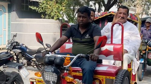 রাজশাহীতে রিকশায় চলাচল করছেন ভূমিমন্ত্রী মিজানুর রহমান মিনু