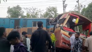 এ ঘটনায় দায়িত্বে অবহেলার অভিযোগে পদুয়ার বাজার রেলক্রসিংয়ের দায়িত্বে থাকা দুই গেটম্যান—হেলাল উদ্দিন ও মেহেদী হাসানকে সাময়িক বরখাস্ত করেছে রেলওয়ে কর্তৃপক্ষ। রেলওয়ের চট্টগ্রাম বিভাগীয় ব্যবস্থাপক মোস্তাফিজুর রহমান ভূঁইয়া বিষয়টি নিশ্চিত করে বলেন, নির্ধারিত সময়ে গেটম্যানের কাছ থেকে সিগন্যাল না পাওয়ায় যোগাযোগে ঘাটতি তৈরি হয়। পরে যোগাযোগ করা হলেও ততক্ষণে বাসটি ক্রসিংয়ে উঠে গিয়ে ট্রেনটির সামনে পড়ে যায়।
দুর্ঘটনার কারণ অনুসন্ধানে রেলওয়ে কর্তৃপক্ষ দুটি তদন্ত কমিটি গঠন করেছে। পাশাপাশি কুমিল্লা জেলা প্রশাসন অতিরিক্ত জেলা ম্যাজিস্ট্রেট মোহাম্মদ জাফর সাদিক চৌধুরী-এর নেতৃত্বে পাঁচ সদস্যের একটি তদন্ত কমিটি গঠন করেছে।
জেলা প্রশাসক মু. রেজা হাসান জানান, নিহতদের পরিবারকে জেলা প্রশাসনের পক্ষ থেকে ২৫ হাজার টাকা করে আর্থিক সহায়তা দেওয়া হচ্ছে।
দুর্ঘটনার পর প্রায় সাড়ে সাত ঘণ্টা ঢাকা-চট্টগ্রাম রেলপথে ট্রেন চলাচল বন্ধ ছিল। উদ্ধারকাজ শেষে সকাল সাড়ে ১০টার দিকে রেল যোগাযোগ স্বাভাবিক হয়। বর্তমানে ওই পথে ট্রেন চলাচল স্বাভাবিক রয়েছে।