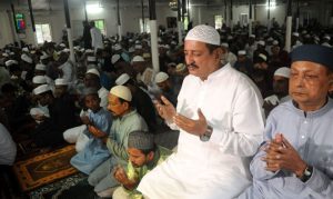 ঈদের নামাজে অংশ নিয়ে মিজানুর রহমান মিনু দেশবাসীকে শুভেচ্ছা জানিয়ে বলেন, বৈরী আবহাওয়ার মধ্যেও নামাজ আদায় করতে পেরে মহান আল্লাহর দরবারে শুকরিয়া আদায় করছি। তিনি দেশকে এগিয়ে নিতে ঐক্য ও সম্প্রীতি বজায় রাখার ওপর গুরুত্বারোপ করেন এবং উন্নয়ন কার্যক্রম বাস্তবায়নের আশ্বাস দেন।
সিটি করপোরেশনের প্রশাসক মাহফুজুর রহমান রিটন জানান, ছয়টি স্থানে ঈদের জামাতের প্রস্তুতি থাকলেও বৈরী আবহাওয়ার কারণে তা সম্ভব হয়নি। ফলে নগরীর বিভিন্ন মসজিদে ঈদের নামাজ অনুষ্ঠিত হয়।
নামাজ শেষে মুসল্লিরা দেশের শান্তি, সমৃদ্ধি ও কল্যাণ কামনায় দোয়া করেন। আয়োজকদের ভাষ্য, দীর্ঘ ১৭ বছর পর একসঙ্গে ঈদের জামাতে অংশগ্রহণ একটি তাৎপর্যপূর্ণ মুহূর্ত হিসেবে বিবেচিত হচ্ছে। এ সময় রাজশাহী জেলা পরিষদের প্রশাসক অ্যাডভোকেট এরশাদ আলী ঈশা, সিটি করপোরেশনের প্রশাসক মাহফুজুর রহমান রিটনসহ প্রশাসনের ঊর্ধ্বতন কর্মকর্তারা উপস্থিত ছিলেন।