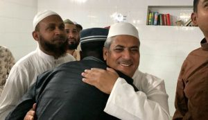 নামাজ শেষে মুসল্লিরা দেশের শান্তি, সমৃদ্ধি ও কল্যাণ কামনায় দোয়া করেন। আয়োজকদের ভাষ্য, দীর্ঘ ১৭ বছর পর একসঙ্গে ঈদের জামাতে অংশগ্রহণ একটি তাৎপর্যপূর্ণ মুহূর্ত হিসেবে বিবেচিত হচ্ছে। এ সময় রাজশাহী জেলা পরিষদের প্রশাসক অ্যাডভোকেট এরশাদ আলী ঈশা, সিটি করপোরেশনের প্রশাসক মাহফুজুর রহমান রিটনসহ প্রশাসনের ঊর্ধ্বতন কর্মকর্তারা উপস্থিত ছিলেন।
অন্যদিকে জিন্নাহনগর জামে মসজিদে ঈদের জামাতে অংশ নেন শফিকুল হক মিলন। তিনি বলেন, ঈদ ভ্রাতৃত্ব, সৌহার্দ্য ও সম্প্রীতির শিক্ষা দেয়—সব বিভেদ ভুলে একসঙ্গে এগিয়ে যেতে হবে।
সব মিলিয়ে এবারের ঈদ উদযাপনে রাজশাহীতে ধর্মীয় অনুশাসনের পাশাপাশি শান্তি, সম্প্রীতি ও ভ্রাতৃত্বের এক উজ্জ্বল বার্তা প্রতিফলিত হয়েছে।